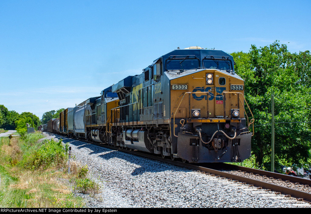 CSX 5332 leads a manifest north on the Chattanooga Sub 